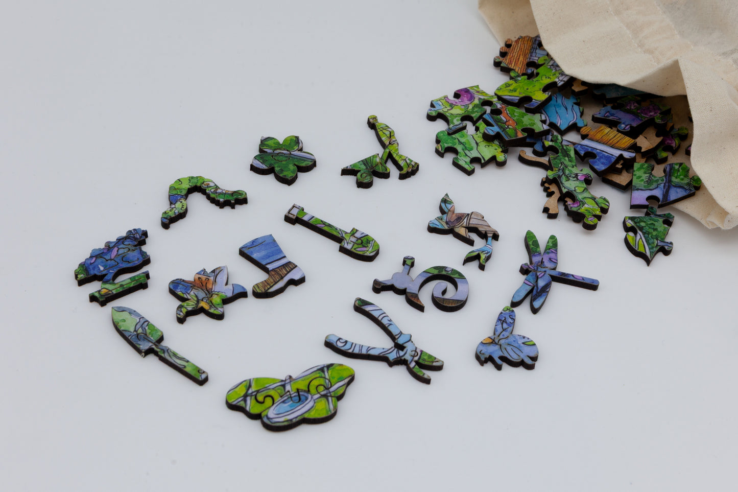 RHS Garden Wisley wooden jigsaw puzzle. Artwork by the renowned artist Judit Matthews. A fun Wisley Gardens puzzle with lots of Gardening themed pieces. A great puzzle for gardeners and landscape artists. Made in Britain