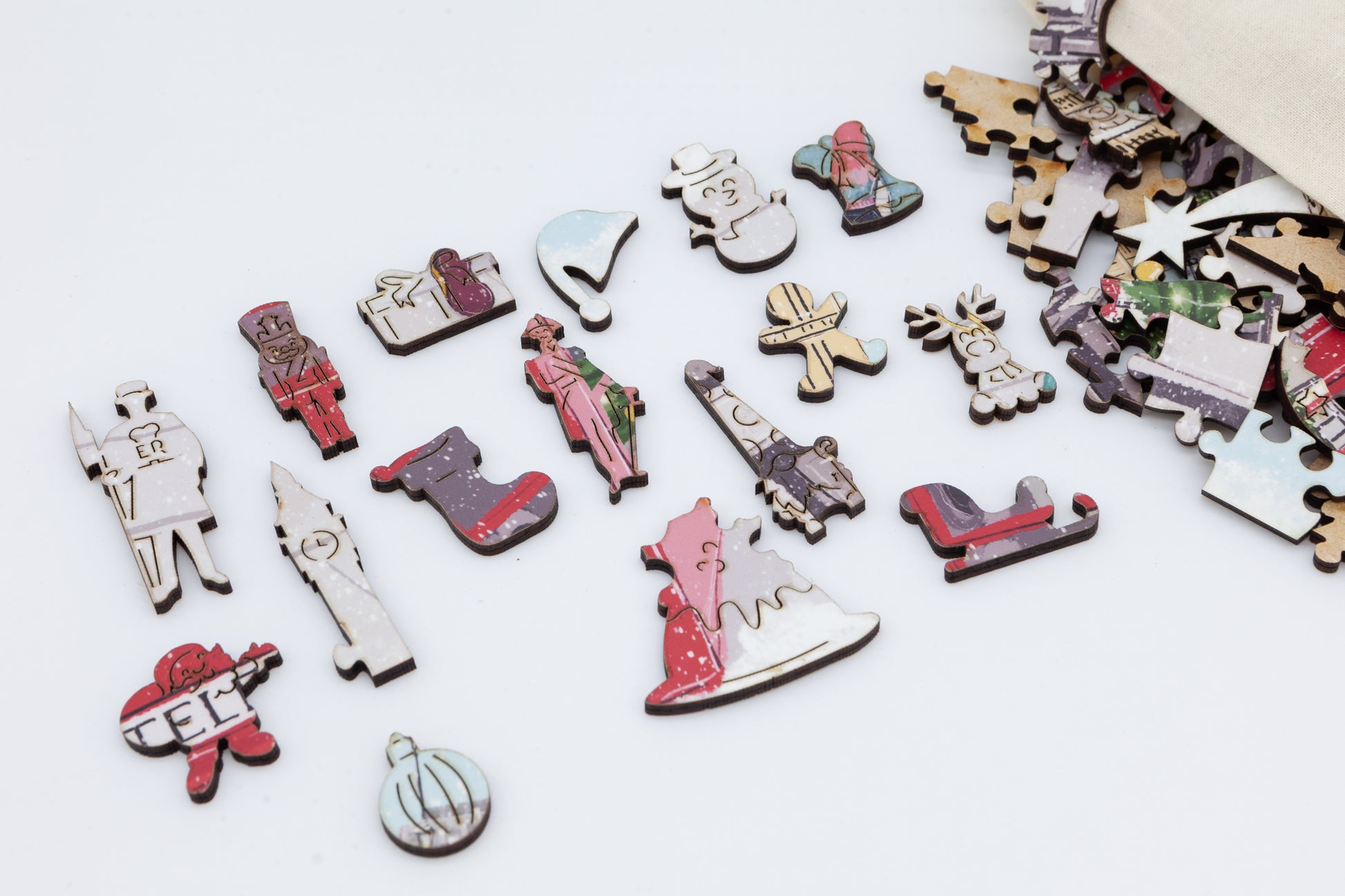 Christmas in London Wooden Jigsaw Puzzle.  250 pieces with irregular and Christmas themed pieces.  Artwork by Erin Frantz.  Made in Britain by The Puzzly Company.