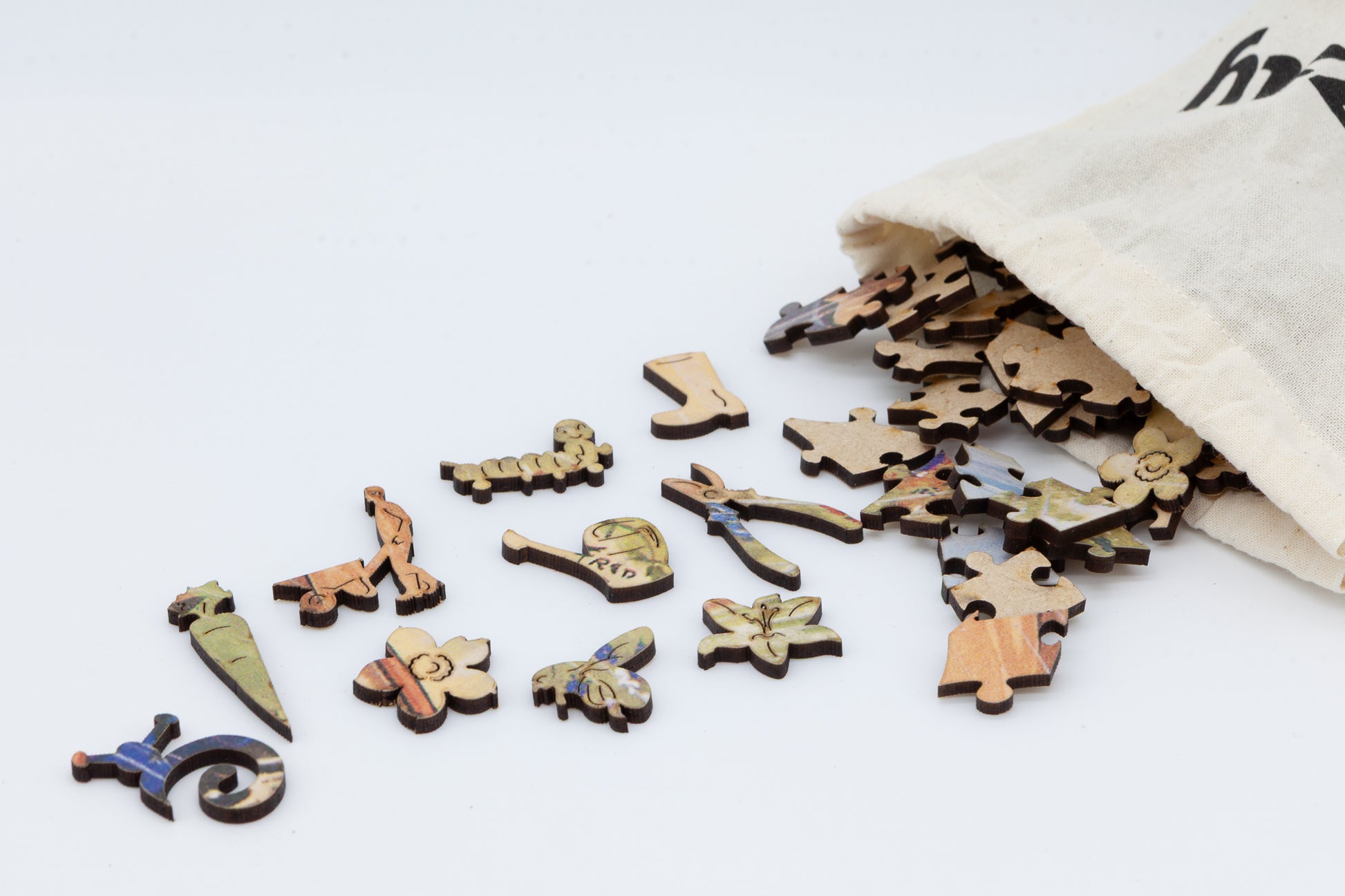 Gardening Hints wooden jigsaw puzzle.  136 pieces.  Vintage style puzzle with themed pieces.