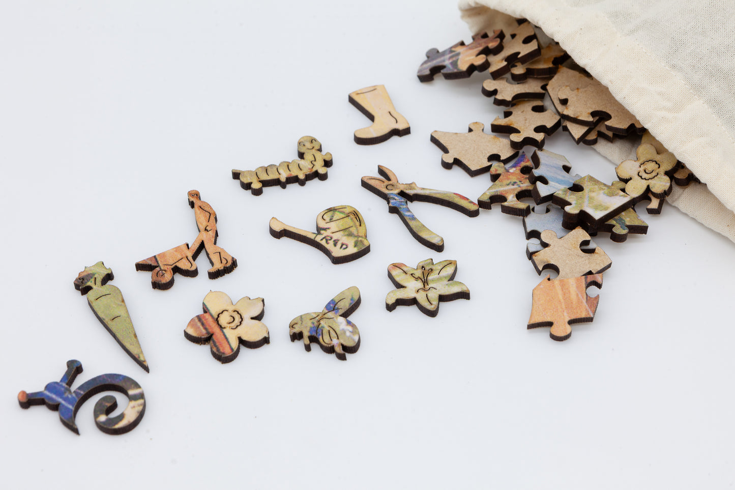 Gardening Hints wooden jigsaw puzzle.  136 pieces.  Vintage style puzzle with themed pieces.