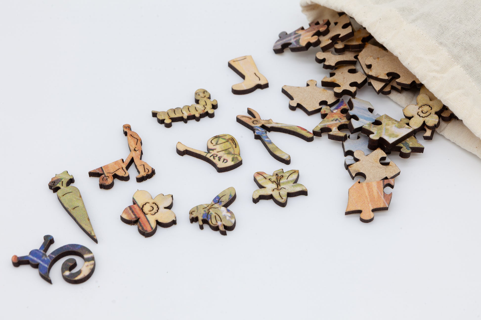 Gardening Hints wooden jigsaw puzzle.  136 pieces.  Vintage style puzzle with themed pieces.